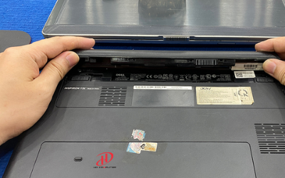 Thay pin laptop đúng cách