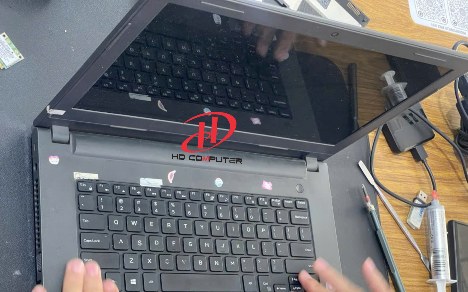 Laptop gãy bản lề