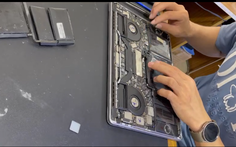 pin laptop báo ảo