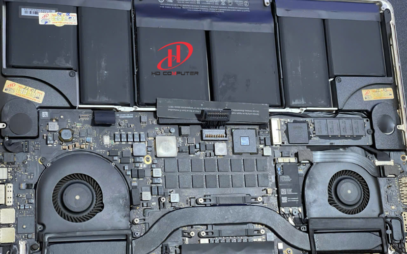 Laptop bị phù pin – Nguy hiểm tiềm ẩn và cách xử lý an toàn