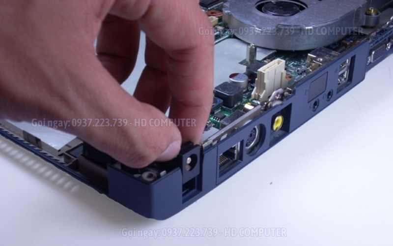 SURFACE BỊ LỎNG CHÂN SẠC