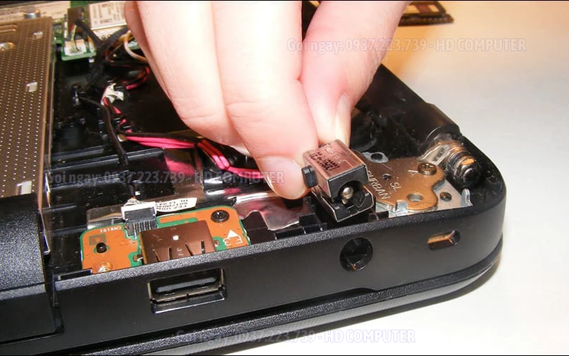 SURFACE BỊ LỎNG CHÂN SẠC