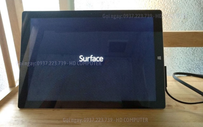 SURFACE BỊ NHẤP NHÁY LOGO KHI KHỞI ĐỘNG