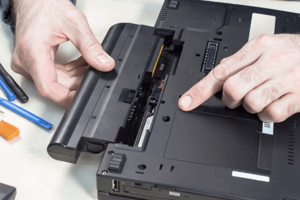 Laptop sập nguồn khi cắm sạc do lỗi pin bị hư hỏng