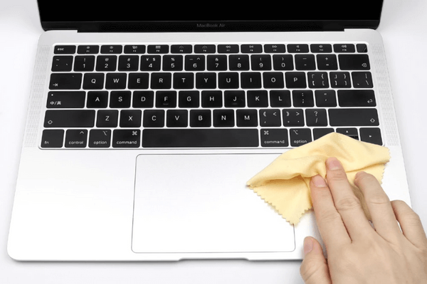 Vệ sinh Trackpad định kỳ